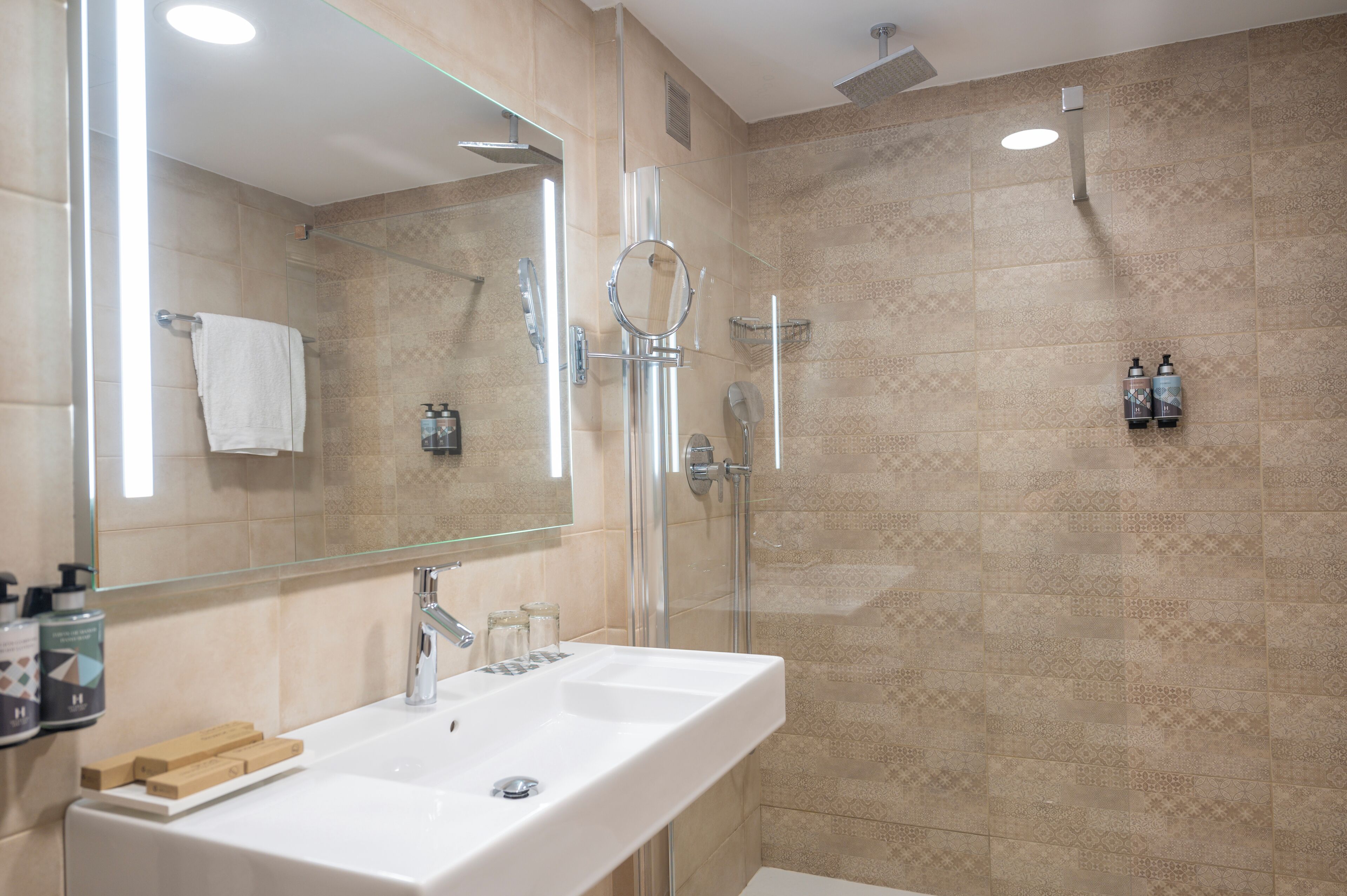 executive room | bathroom | rainfall showerhead, free toiletries, hair dryer, towels
