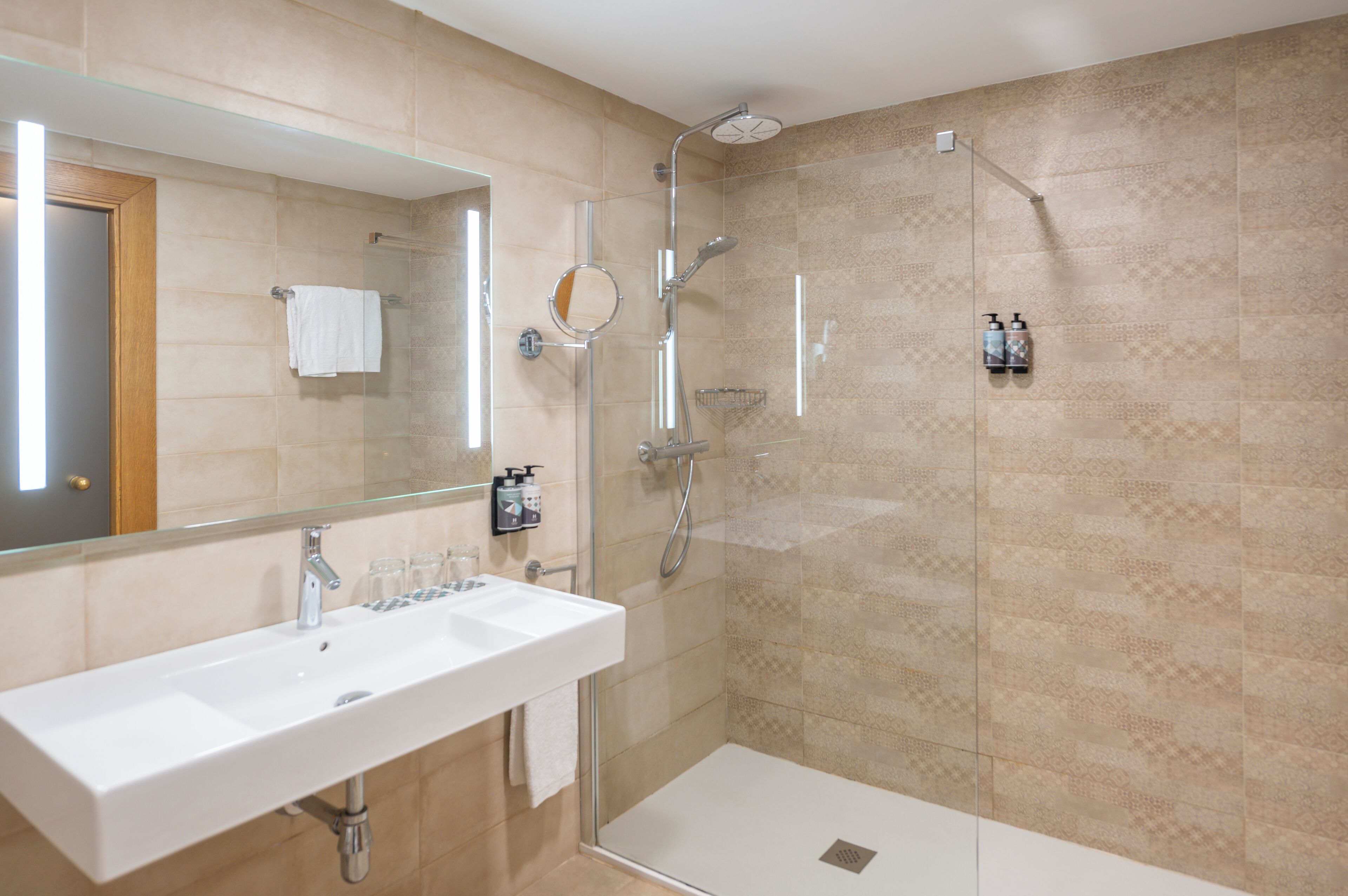 rainfall showerhead, free toiletries, hair dryer, towels