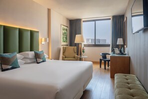 Junior Room | Hypo-allergenic bedding, down comforters, in-room safe, desk - Hesperia Sant Just (Sant Just Desvern)