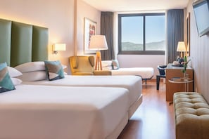 Hypo-allergenic bedding, down comforters, in-room safe, desk