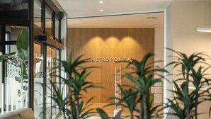 A modern interior with a wooden wall and the word "METROPOLITAN" on it. - Hesperia Sant Just (Sant Just Desvern)