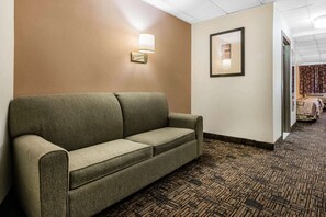 Escritorio, cortinas blackout y tabla de planchar con plancha 