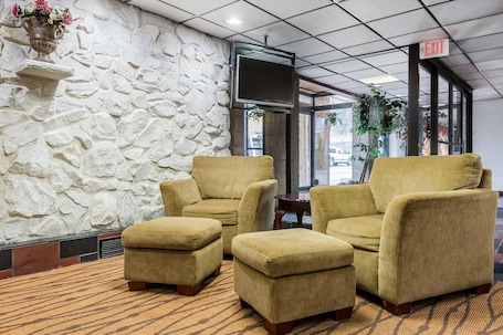 Lobby. Quality Inn & Suites Binghamton Vestal