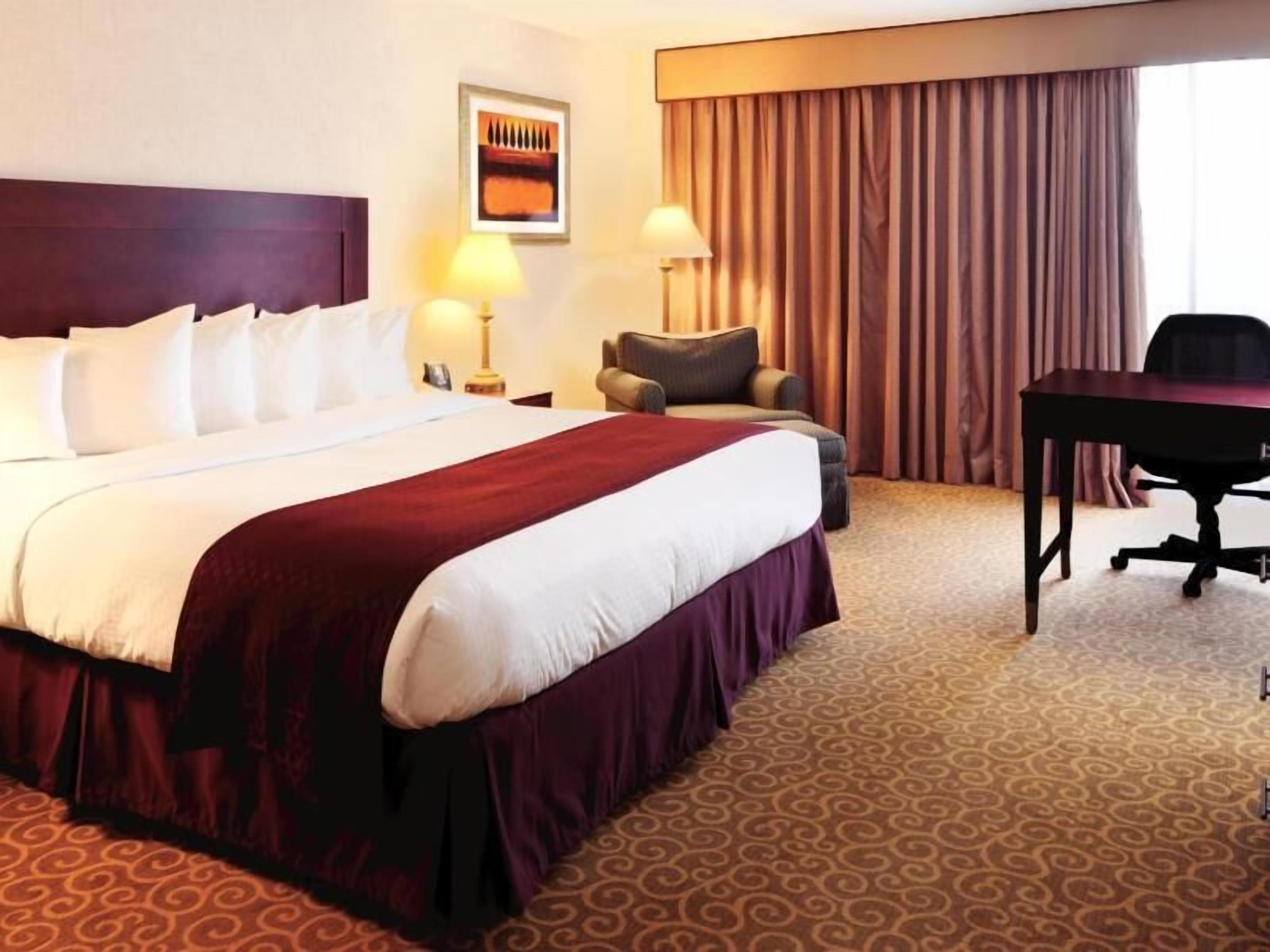 Hypo-allergenic bedding, in-room safe, desk, laptop workspace