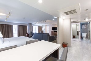 Hypo-allergenic bedding, in-room safe, desk, laptop workspace