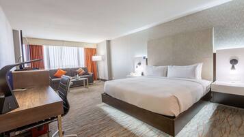 Ropa de cama hipoalergénica y caja de seguridad en la habitación