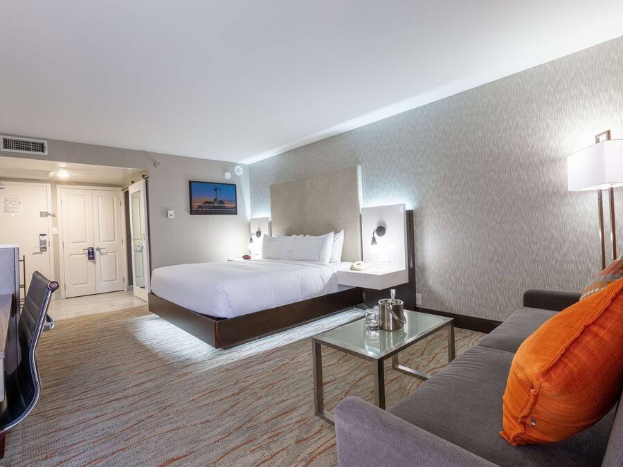 Fladskærms-tv, spillekonsol, betalingsfilm