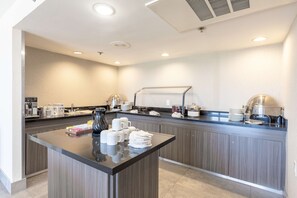 Petit déjeuner buffet servi tous les jours en supplément
