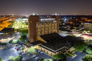 Un hôtel doté d’une tour imposante et d’un parking.