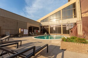 Una piscina al aire libre, tumbonas