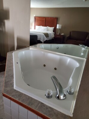 Standard Studio Suite | 1 bedroom, in-room safe, individually decorated, individually furnished