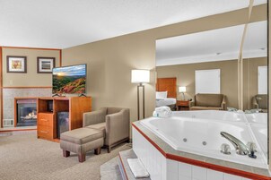 Standard Studio Suite | In-room safe, individually decorated, individually furnished