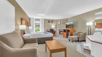 Suite estudio estándar | Caja de seguridad en la habitación y decoración personalizada