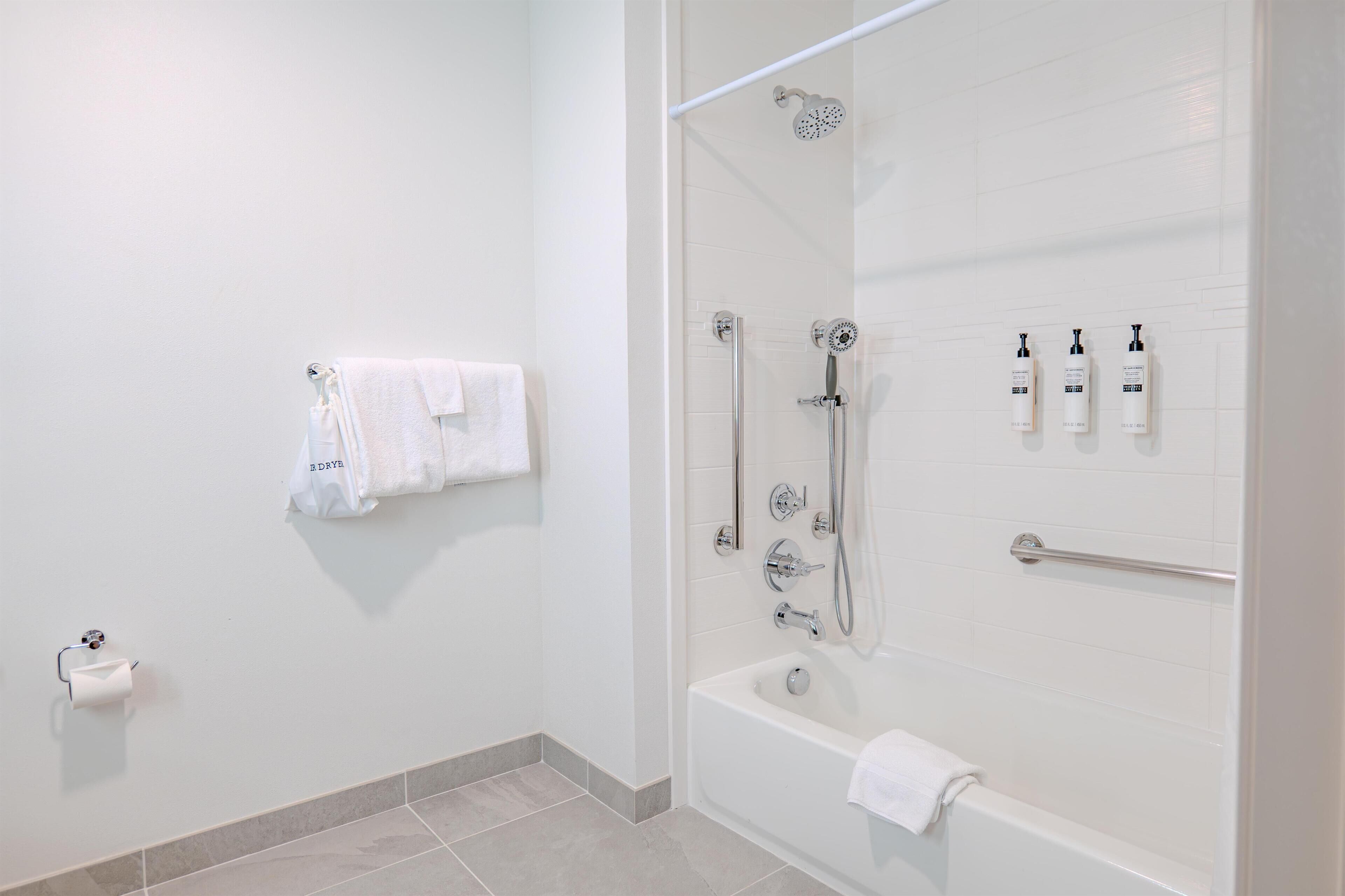 وحدات دش مع أحواض استحمام، مستلزمات مجانية للعناية الشخصية، مجففات شعر