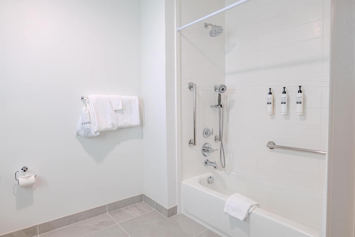 وحدات دش مع أحواض استحمام، مستلزمات مجانية للعناية الشخصية، مجففات شعر