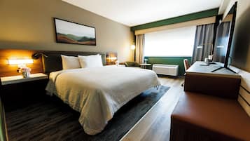 Una cassaforte in camera, una scrivania, tende oscuranti