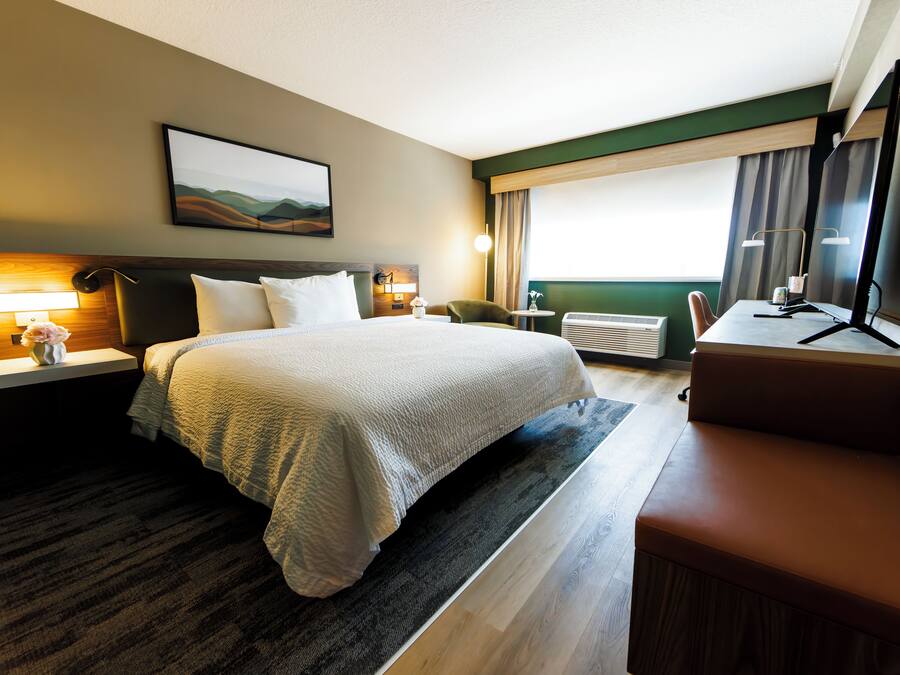 Premium bedding, pillowtop beds, in-room safe, desk