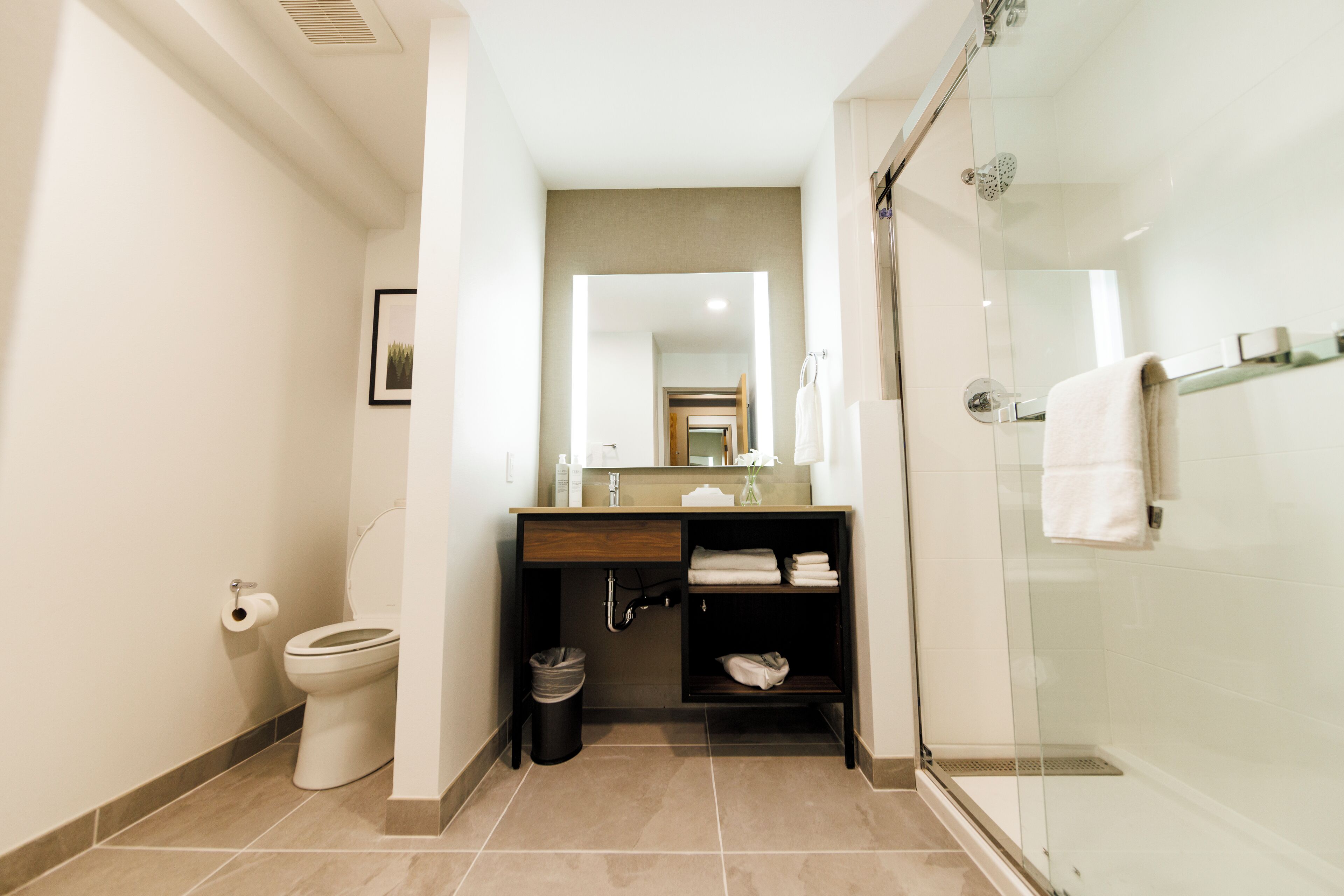 Ducha y bañera combinadas y artículos de higiene personal gratuitos