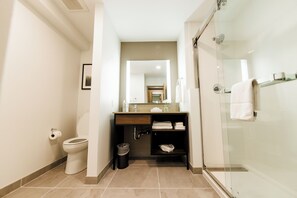 Combined shower/bathtub, free toiletries, hair dryer, towels