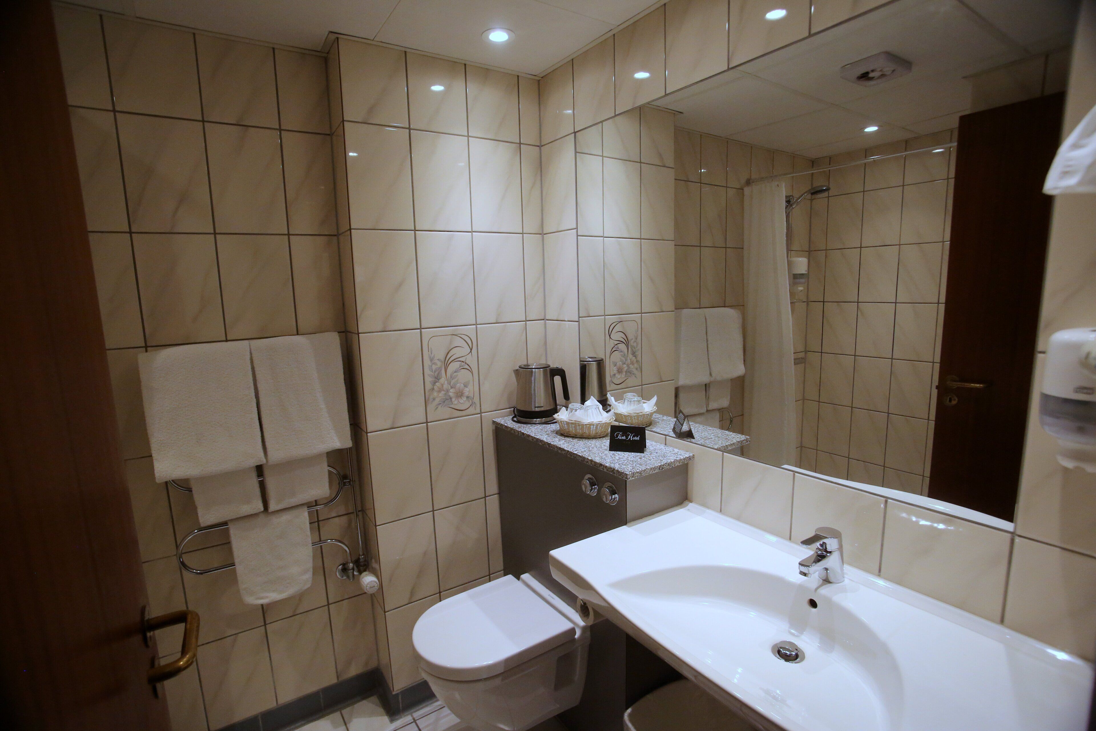 comfort twin room | bathroom | shower, free toiletries, hair dryer, towels
