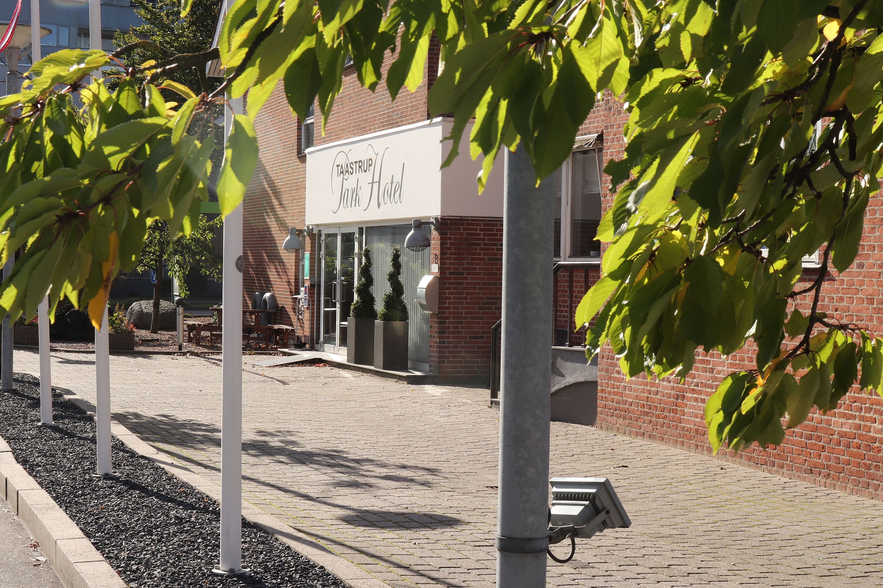 A brick building with a sign for 'The Struik Park Hotel'.