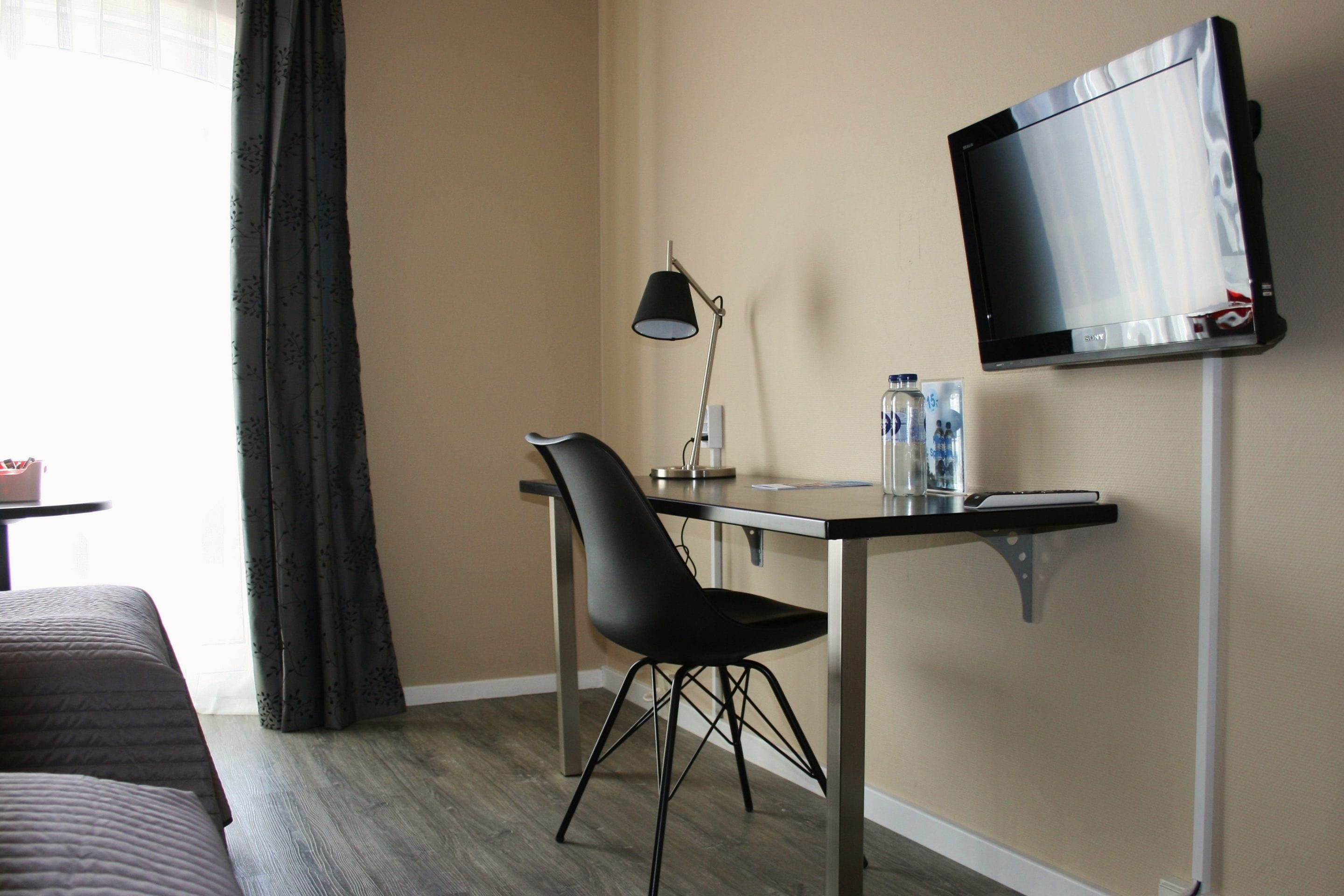 twin room | 1 bedroom, hypo-allergenic bedding, pillow-top beds, desk