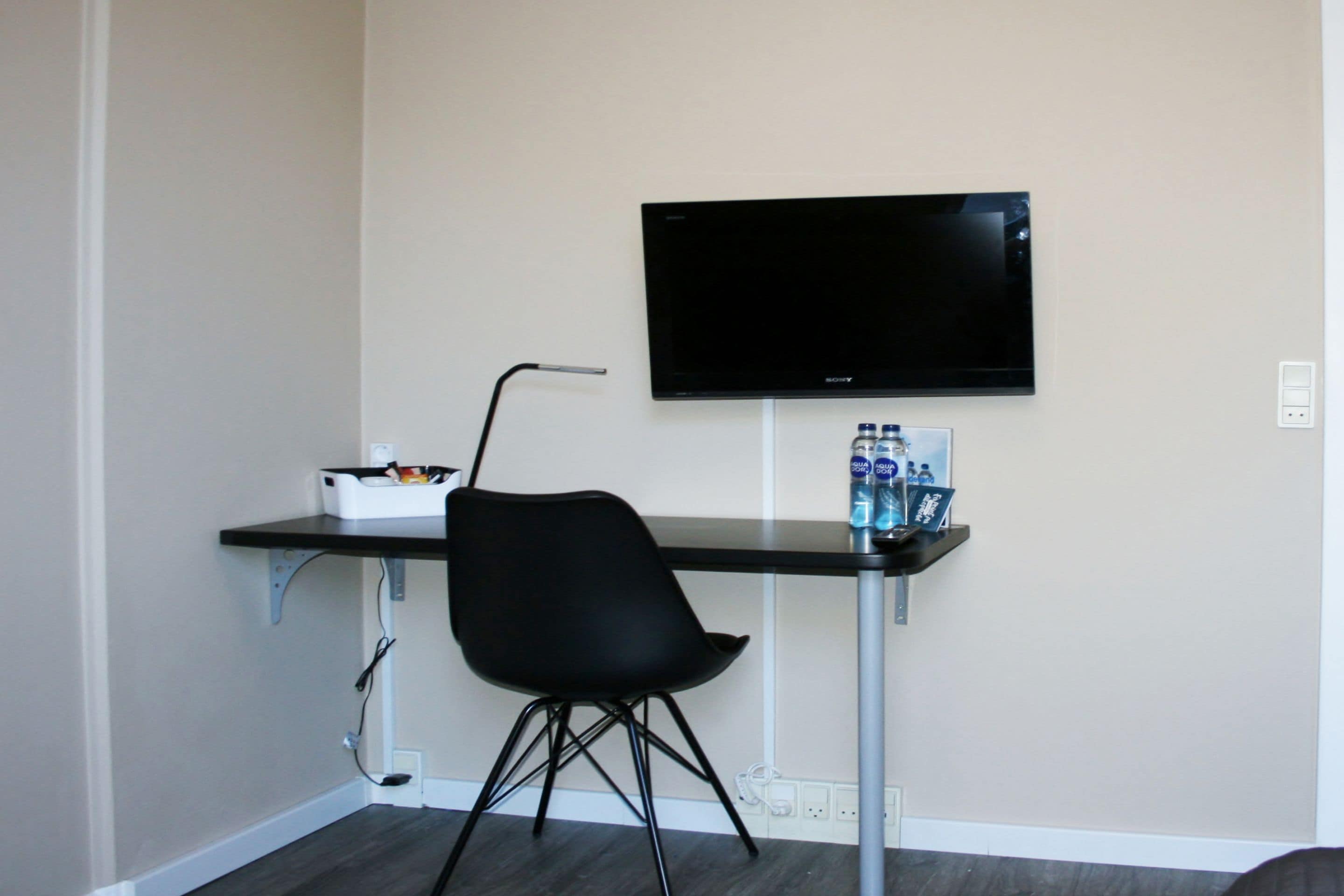 single room | 1 bedroom, hypo-allergenic bedding, pillow-top beds, desk