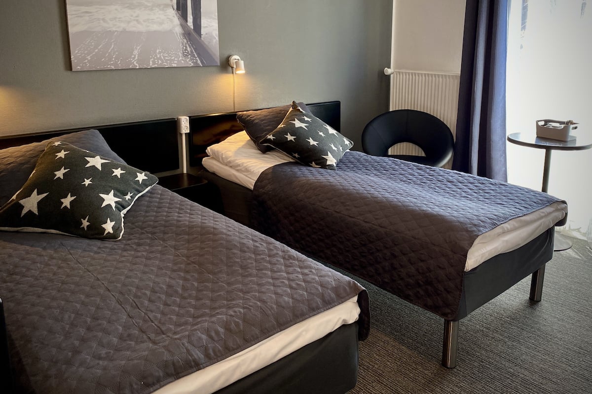 Hypo-allergenic bedding available, pillowtop beds, desk