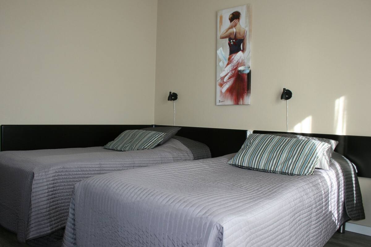 Hypo-allergenic bedding available, pillowtop beds, desk
