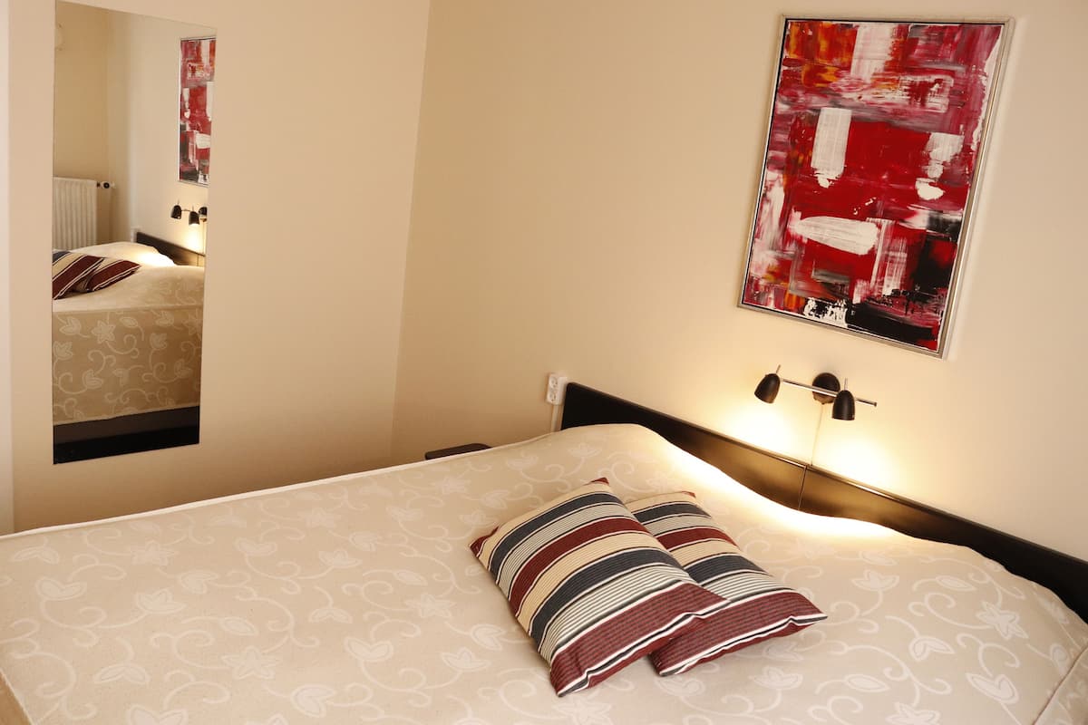 Hypo-allergenic bedding available, pillowtop beds, desk