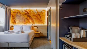 Privilege, Kamer, 1 tweepersoonsbed met slaapbank | Luxe beddengoed, een kluis op de kamer, een bureau