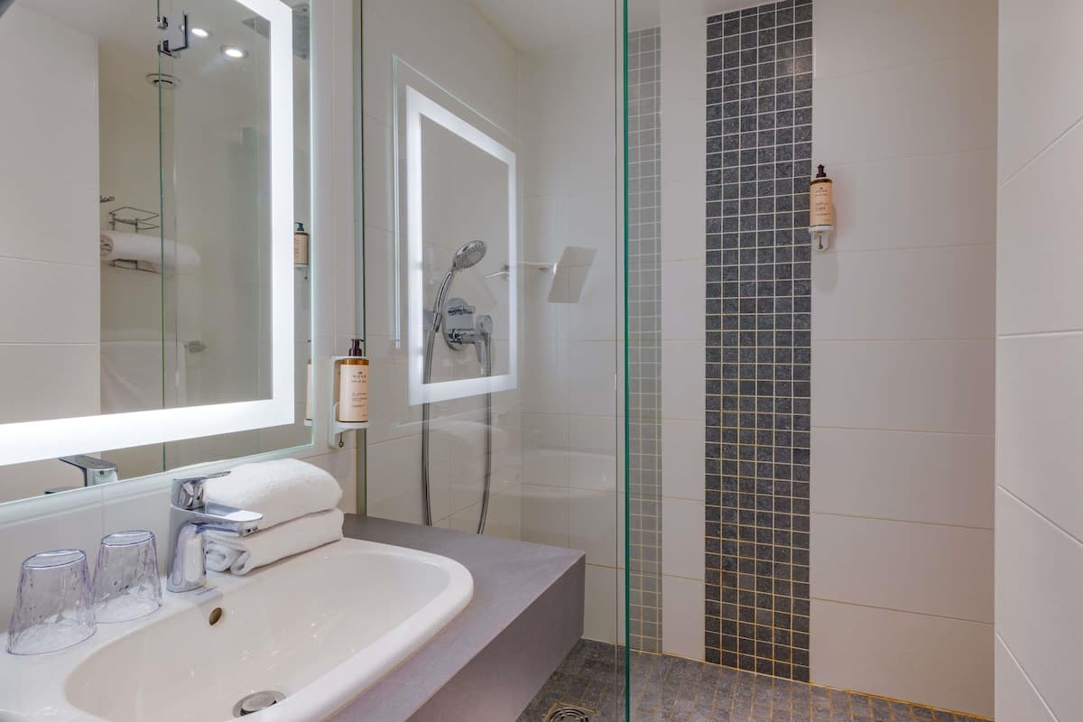 Premium bedding, in-room safe, desk, blackout curtains