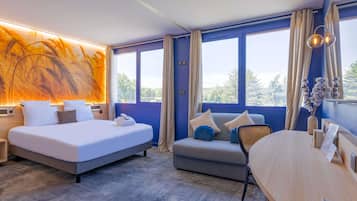 Privilege, Habitación, 1 cama matrimonial y sofá cama | Ropa de cama de alta calidad y caja de seguridad en la habitación