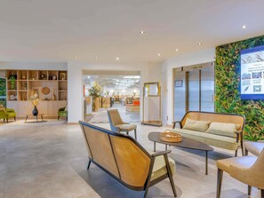 Lobby sitting area - Mercure Lyon Est Villefontaine (Vaulx-Milieu)