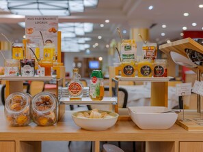 Petit déjeuner buffet servi tous les jours en supplément