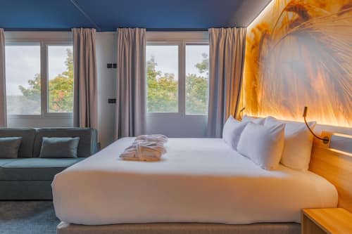 Privilege, Zimmer, 1 Doppelbett und Schlafsofa | Hochwertige Bettwaren, Zimmersafe, Schreibtisch, Verdunkelungsvorhänge