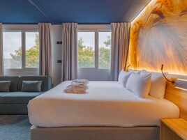 Privilege, Quarto, 1 cama de casal e sofá-cama | Roupas de cama premium, cofres nos quartos, escrivaninha