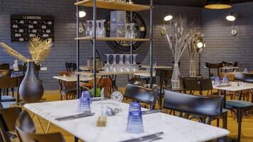 2 restaurants servant le petit déjeuner, spécialités Cuisine française