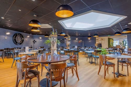 2 restaurantes; se sirven desayunos, almuerzos, cenas y brunches