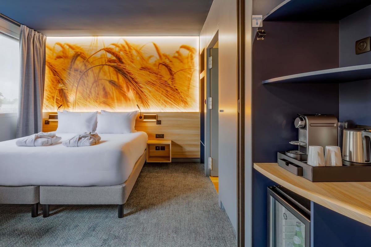 Privilege, Chambre, 1 lit double et 1 canapĂ©-lit | Literie de qualitĂ©, coffre-fort, bureau, rideaux dâobscurcissement