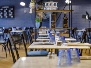 2 restaurants; breakfast, lunch, dinner, and brunch served - Mercure Lyon Est Villefontaine (Vaulx-Milieu)
