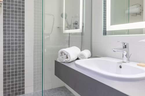 Habitación superior, 2 camas individuales | Baño | Artículos de higiene personal ecológicos, secador de pelo y toallas