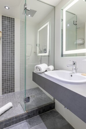 Superior Room, 2 Single Beds | Bathroom