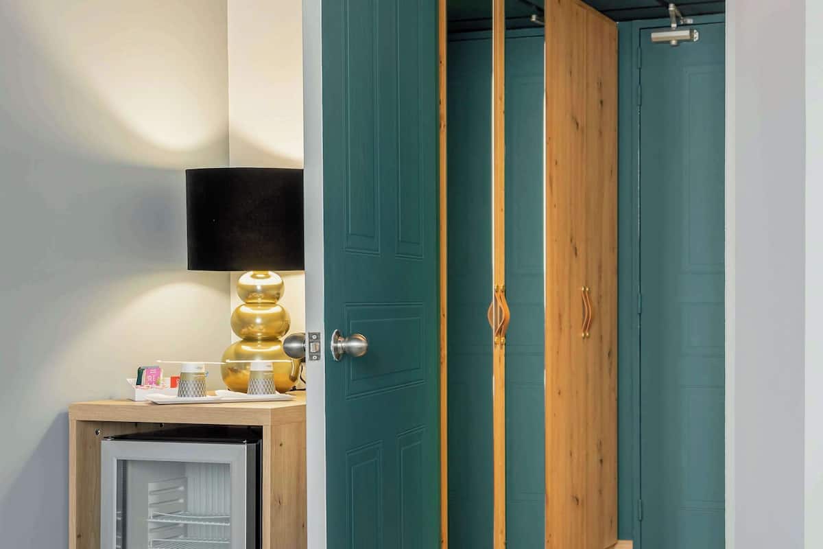 Premium bedding, in-room safe, desk, blackout curtains