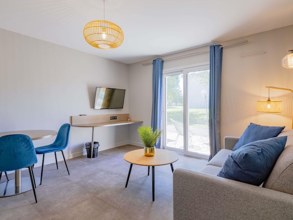 Apartment, Multiple Beds (Exterior) | Premium bedding, in-room safe, desk, blackout drapes
