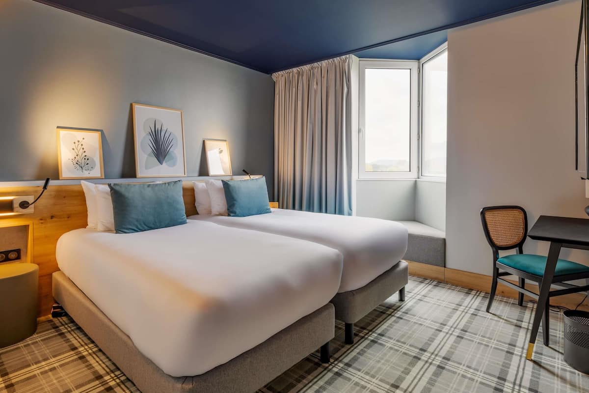 Kamar Superior, 2 Tempat Tidur Twin | Seprai premium, brankas, meja kerja, dan tirai kedap cahaya