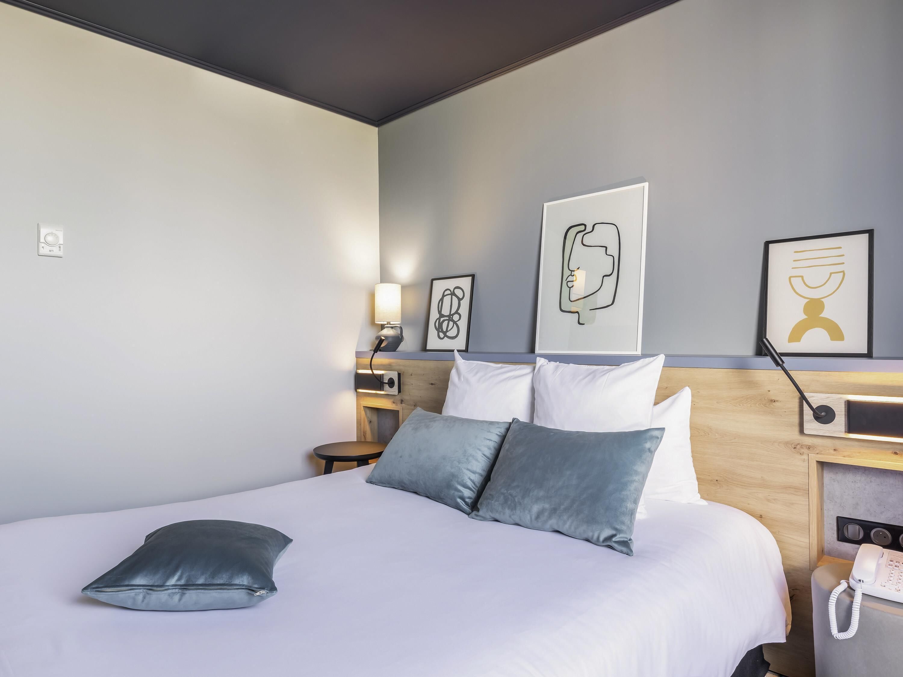 高级房, 1 张双人床 | 高档床上用品、客房内保险箱、办公桌、遮光窗帘