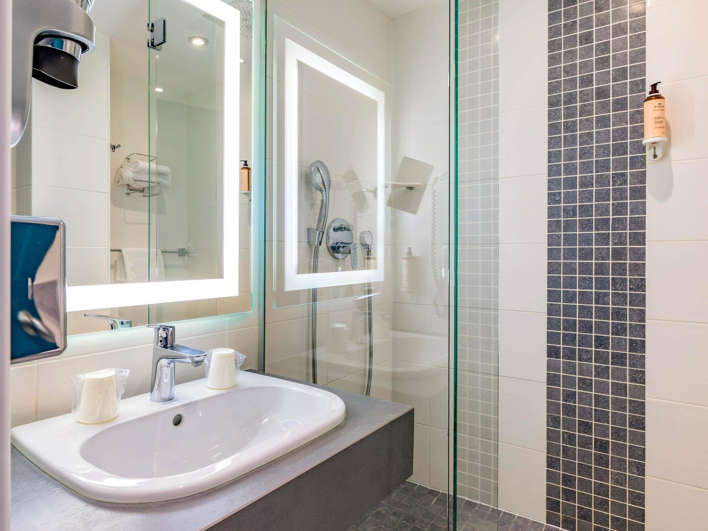 高档床上用品、客房内保险箱、办公桌、遮光窗帘