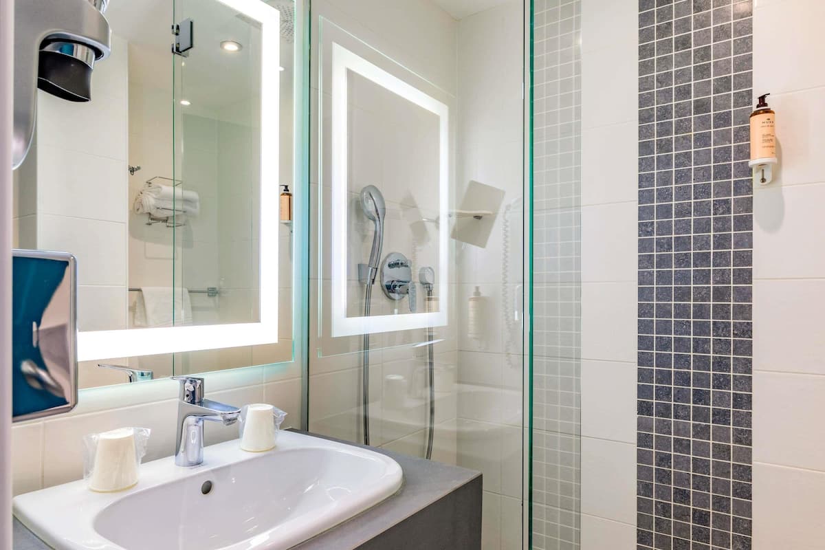 Roupas de cama premium, cofres nos quartos, escrivaninha