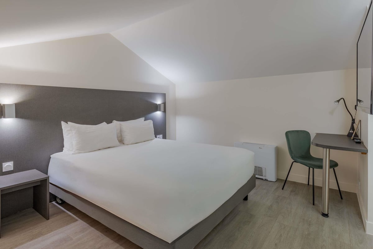 Duplex - 1 dubbelsäng med bäddsoffa (Exterior) | Sängtillbehör av högsta kvalitet och värdeförvaringsskåp på rummet